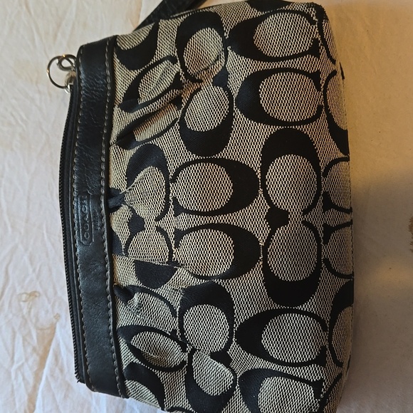 Vintage Coach Black and Cream Signature Wristlet - Picture 4 of 4